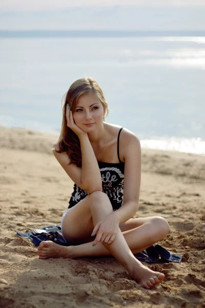 Gebräuntes Mädchen entspannt am Strand — Stockfoto