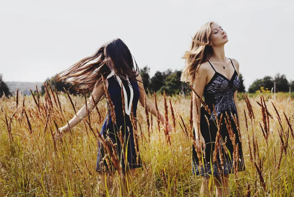 Duas meninas bonitas livres — Fotografia de Stock