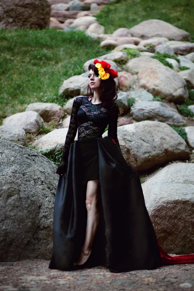 Menina bonita em vestido de renda preta com pernas longas — Fotografia de Stock