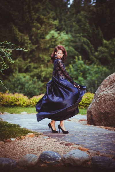 Intohimoinen tyttö tanssii musta mekko — kuvapankkivalokuva