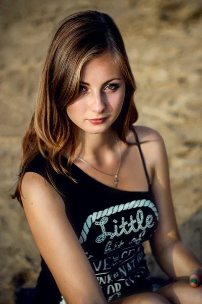 Bellezza ritratto di ragazza sulla spiaggia — Foto Stock