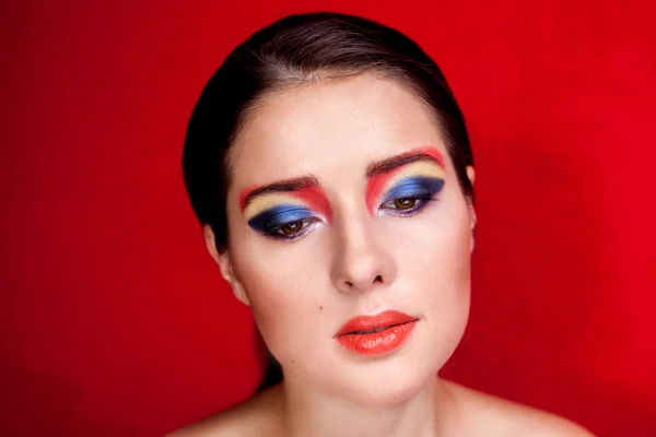 Portret van de schoonheid van een meisje met kleurrijke make-up — Stockfoto
