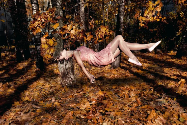 Vacker kvinna flyga med auumn blad. levitation — Stockfoto