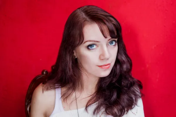 Schönheit Alltag Make-up Porträt auf rotem Hintergrund — Stockfoto