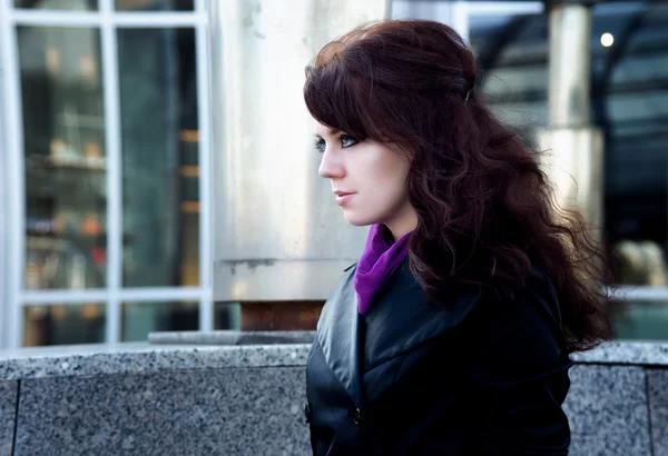 Ritratto di bellezza di giovane donna con eyeliner nero su sfondo urbano — Foto Stock