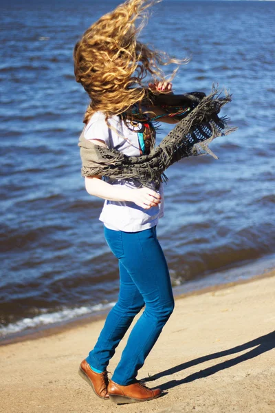 바다 배경 금발 곱슬 머리 비행을 가진 여자 — 스톡 사진