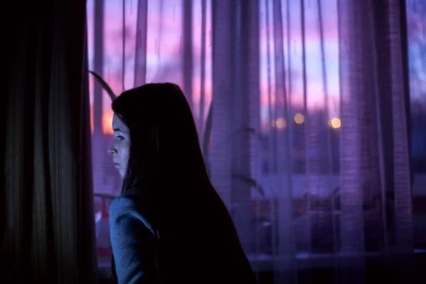 Žena v temné místnosti na západ okno pozadí Stock Snímky