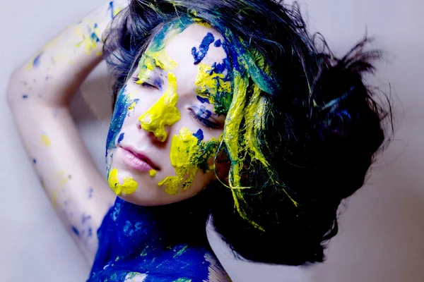 Krása módní portrét ženy namalovaný modré a žluté na černém pozadí Royalty Free Stock Obrázky