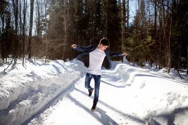 Knappe man dansen op sneeuw achtergrond — Stockfoto