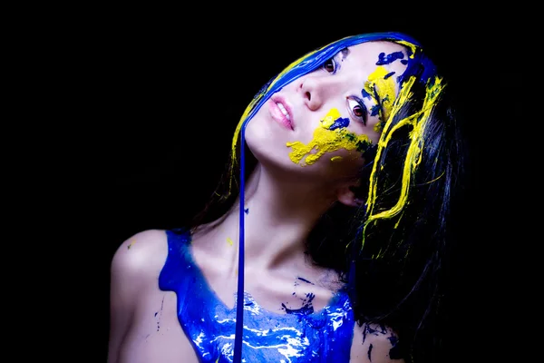 Krása módní zblízka portrét ženy namalovaný modré a žluté na černém pozadí Royalty Free Stock Obrázky