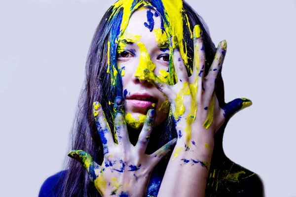 Moda de belleza de cerca retrato de la mujer pintada de azul y amarillo sobre fondo blanco — Foto de Stock