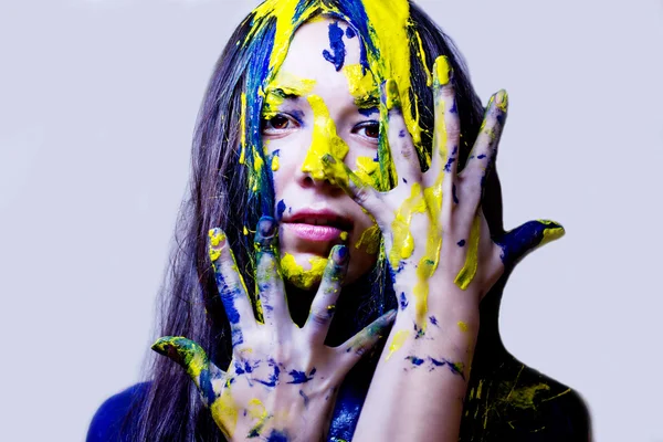 Krása módní zblízka portrét ženy namalovaný modré a žluté na bílém pozadí Stock Obrázky