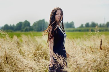 rahatlatıcı ve sarı mısır duran güzel kadın