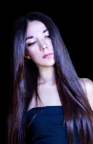 Bellezza moda donna con seta bruna capelli su sfondo nero — Foto Stock