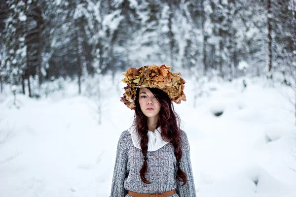 Bos vrouw met herfst bladeren in de witte sneeuw winter — Stockfoto