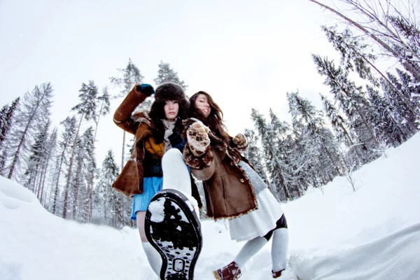 Engraçado mulheres brincando em branco neve inverno fundo fisheye — Fotografia de Stock