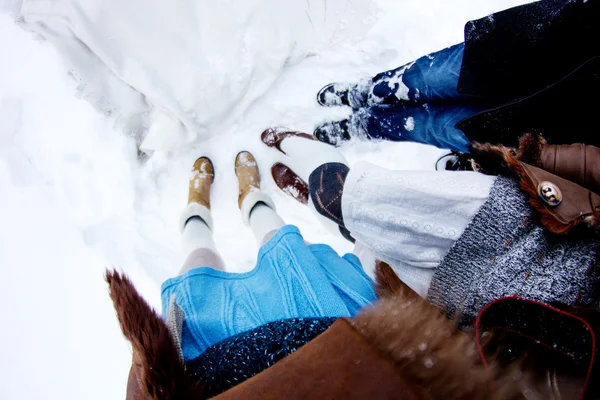 Pernas das pessoas na neve fundo de inverno branco fisheye — Fotografia de Stock