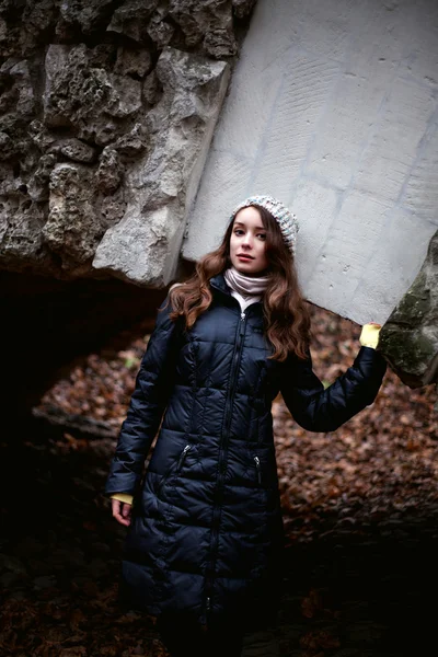 Красивая женщина в черном пальто с каменным мостом — стоковое фото