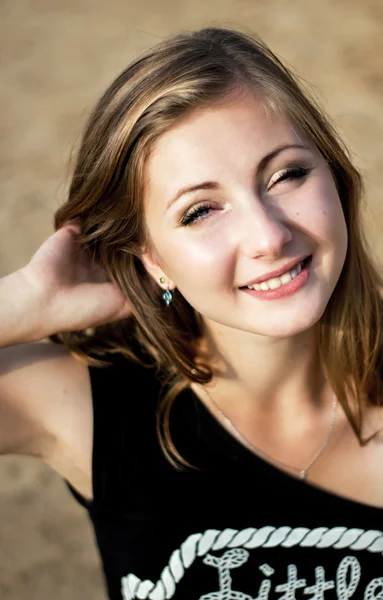 Cara de belleza de mujer sonriente feliz en la playa soleada amarilla — Foto de Stock