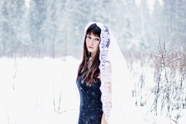 güzel bir gelin beyaz kar arka plan üzerinde peçe altında