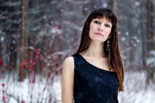 Portret van mooie vrouw in sneeuw winter forest — Stockfoto