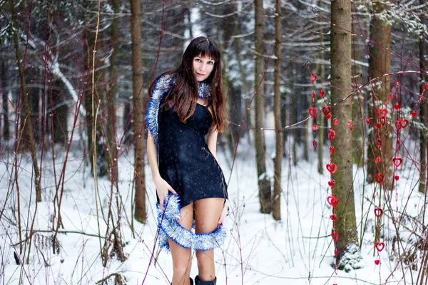 Bella donna con fili di lame luminose nella foresta invernale — Foto Stock