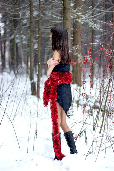 Mulher bonita com ouropel brilhante na floresta de inverno — Fotografia de Stock