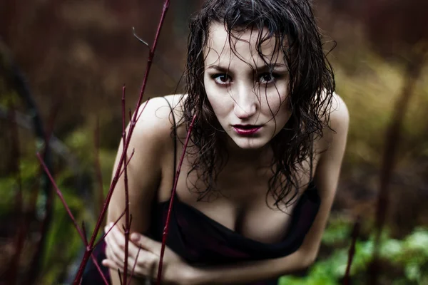 Le visage de femme sauvage sous la pluie — Photo