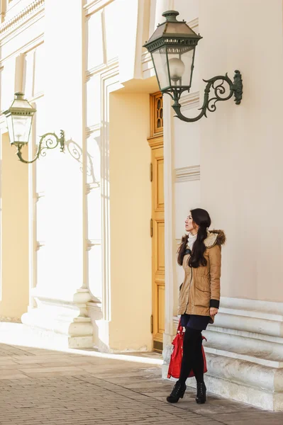 trendy romantik eski şehir Mimarlık zemin üzerine güzel bir kadın portresi