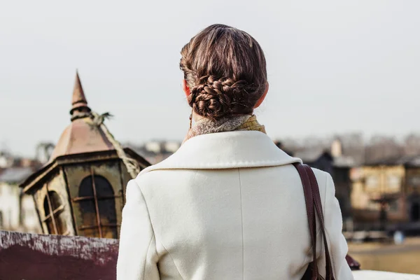 Gros plan portrait une belle femme aux cheveux tressés — Photo