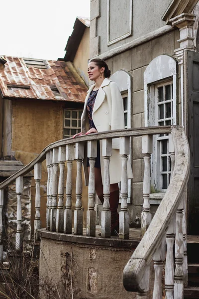 Modeporträt einer schönen Frau an der Fassade eines alten Altbaus — Stockfoto