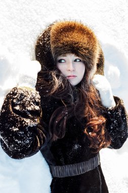 bir kürk ve kürk şapka beyaz karlı zemin üzerine güzel bir kadın