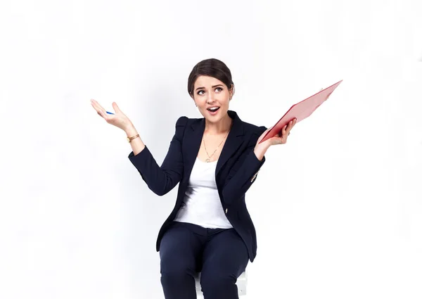 Mujer de negocios feliz éxito con carpeta roja sobre fondo blanco —  Fotos de Stock