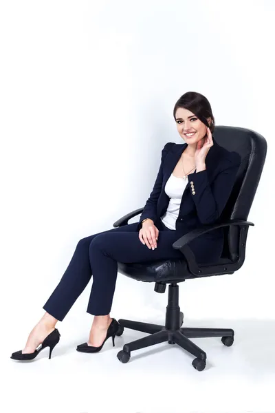 Feliz mulher de negócios bem sucedida na cadeira de escritório no fundo branco — Fotografia de Stock