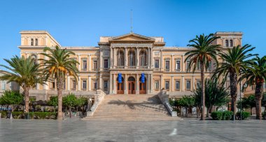 Ermoupolis, Yunanistan - 18 Eylül 2021 - Miaouli Meydanı 'ndaki belediye binasının panoraması. 1876 yılında inşa edilen bina, Yunanistan 'ın en büyük ve en etkileyici belediye binalarından biridir..
