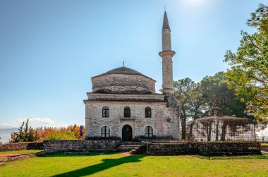 Kale 'deki Fethiye Camii' nin Yunanistan 'ın Epirus kentindeki Ioannina Eski Şehri' ndeki manzarası. Ali Paşa 'nın mezarı sağda..