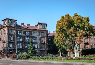 Budapeşte, Macaristan - 6 Ekim 2018: Kodaly Korond 'daki güzel eski binalar, Andrassy Bulvarı ve Szinyei Merse utca' nın kesiştiği yer..