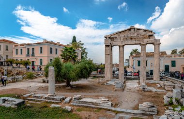 Atina, Yunanistan - 11 Ekim 2021: Roma Agorası 'nın kalıntıları doğudan Athena Archegetis, nam-ı diğer Batı Propilonu ile birlikte görüldü. Bölge Akropolis 'in kuzeyinde yer almaktadır..