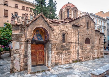 Atina, Yunanistan - 31 Aralık 2013: Panagia Kapnikarea Kilisesi, modern kentin merkezinde, Ermou st 'un tam ortasında yer alan Atina' nın en eski ortodoks kiliselerinden biridir..