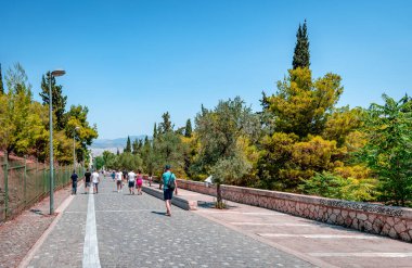 Atina, Yunanistan - 11 Temmuz 2021: Apostolou Pavlou Caddesi 'ndeki Akropolis ve Antik Agora arkeoloji sahasının etrafından geçen yaya bölgesi.