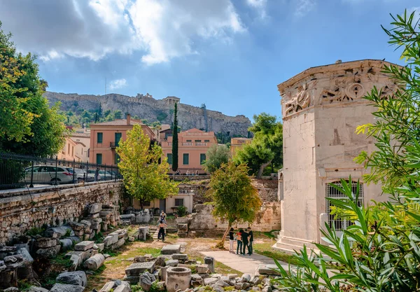 Atina, Yunanistan - 11 Ekim 2021: Arka planda Akropolis olan Roma Agora manzarası. Filme Rüzgârlar Kulesi ya da Andronikos Kyrhestes 'in Horolojisi hükmediyor..
