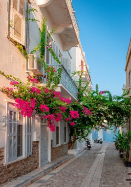 Ege Denizi 'nde yer alan bir Yunan adası olan Syros' un başkenti Ermoupolis 'teki asfalt sokak manzarası ve geleneksel evler