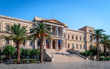 Hermoupolis, Yunanistan - 18 Eylül 2021 - Miaouli Meydanı 'ndaki Belediye Binası. 1876 yılında inşa edilen bina, Yunanistan 'ın en büyük ve en etkileyici belediye binalarından biridir..