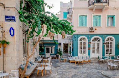 Ermoupolis, Yunanistan - 18 Eylül 2021: Ege Denizi 'nde yer alan bir Yunan adası olan Syros' un başkentindeki kaldırım kafeleri ve barların manzarası