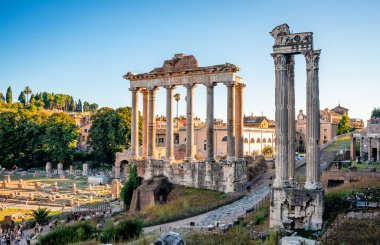 Roma, İtalya - 13 Eylül 2014: Öğleden sonra Capitoline Hill 'den görülen Roma Forumu.
