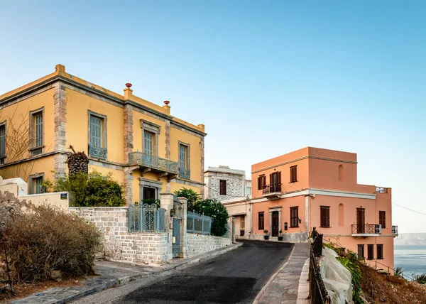 ギリシャエルモポリ 2021年9月18日 シロス島の首都の歴史的地区 バポリアのエーゲ海に面した古いネオクラシック様式の邸宅 — ストック写真