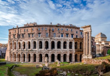 Marcellus Tiyatrosu, Roma, İtalya 'da Roma Cumhuriyeti' nin kapanış yıllarında inşa edilen eski bir açık hava tiyatrosu. Apollo Palatinus Tapınağı 'nın kalıntıları sağ tarafta..