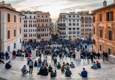 Roma, İtalya - 2 Aralık 2018: Piazza di Spagna 'ya giden kalabalık İspanyol Merdivenleri. Via dei Condotti arka planda..