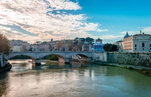 ローマ イタリア 12月1 2018 ササとポンテ ヴィットリオ エマヌエーレ2世のルネゲーレの夕景 永遠の都市の歴史的中心部にあるティバー川を渡る3つのアーチ橋 — ストック写真