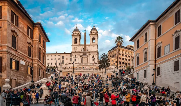 ローマ イタリア 12月2 2018 背景にサンティッシマ トリニータ モンティとエジプトのオベリスクの教会と混雑したスペイン階段の眺め スペイン広場から撮影された写真 — ストック写真